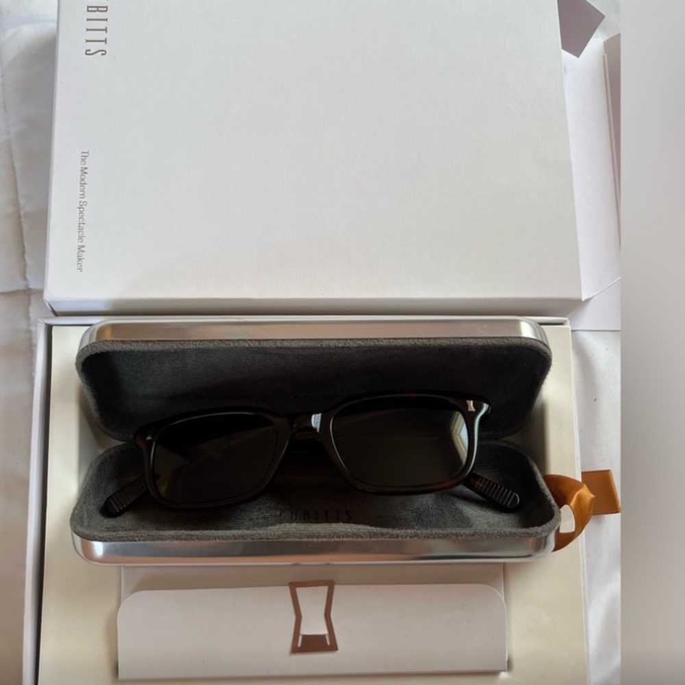 Chic Tortoise Shell Sunglasses - Picture 4 of 7